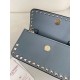 Replica Borsa a tracolla piccola con patta Valentino Garavani Rockstud Blu Imitazioni Replica Borsa a tracolla piccola con patta Valentino Garavani Rockstud Blu