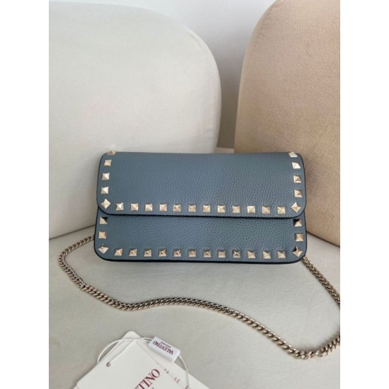 Replica Borsa a tracolla piccola con patta Valentino Garavani Rockstud Blu Imitazioni Replica Borsa a tracolla piccola con patta Valentino Garavani Rockstud Blu