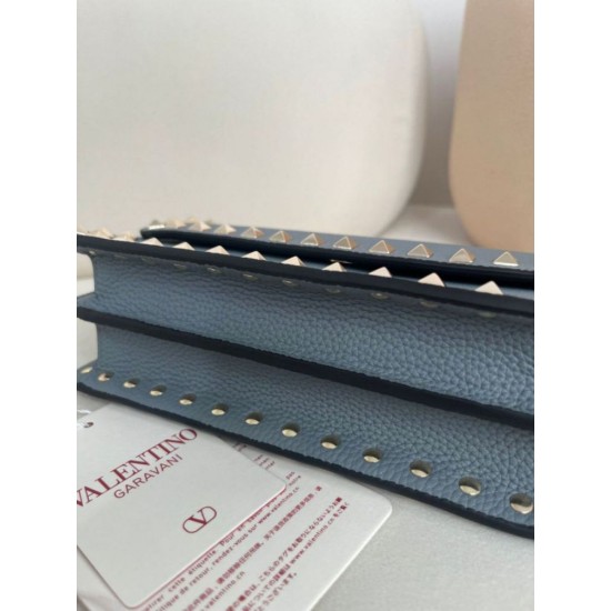 Replica Borsa a tracolla piccola con patta Valentino Garavani Rockstud Blu Imitazioni Replica Borsa a tracolla piccola con patta Valentino Garavani Rockstud Blu