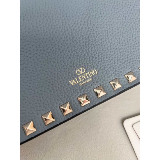 Replica Borsa a tracolla piccola con patta Valentino Garavani Rockstud Blu Imitazioni Replica Borsa a tracolla piccola con patta Valentino Garavani Rockstud Blu