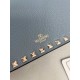 Replica Borsa a tracolla piccola con patta Valentino Garavani Rockstud Blu Imitazioni Replica Borsa a tracolla piccola con patta Valentino Garavani Rockstud Blu