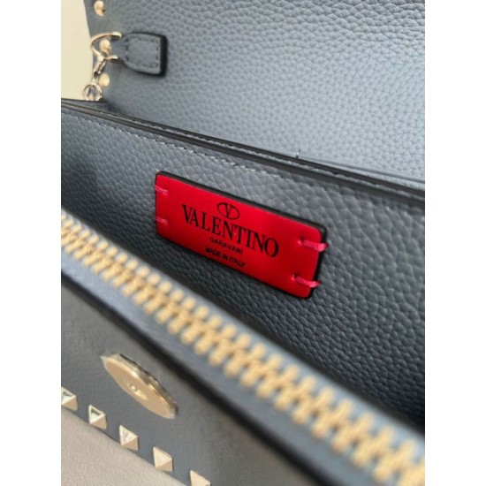 Replica Borsa a tracolla piccola con patta Valentino Garavani Rockstud Blu Imitazioni Replica Borsa a tracolla piccola con patta Valentino Garavani Rockstud Blu