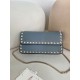 Replica Borsa a tracolla piccola con patta Valentino Garavani Rockstud Blu Imitazioni Replica Borsa a tracolla piccola con patta Valentino Garavani Rockstud Blu