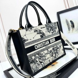 Replica Borsa tote Dior piccola/media Oblique ricamata con stampa animalier bianca Imitazioni Replica Borsa tote Dior piccola/media Oblique ricamata con stampa animalier bianca