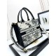 Replica Borsa tote Dior piccola/media Oblique ricamata con stampa animalier bianca Imitazioni Replica Borsa tote Dior piccola/media Oblique ricamata con stampa animalier bianca