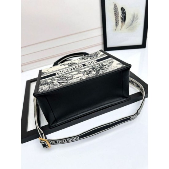 Replica Borsa tote Dior piccola/media Oblique ricamata con stampa animalier bianca Imitazioni Replica Borsa tote Dior piccola/media Oblique ricamata con stampa animalier bianca
