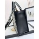 Replica Borsa tote Dior piccola/media Oblique ricamata con stampa animalier bianca Imitazioni Replica Borsa tote Dior piccola/media Oblique ricamata con stampa animalier bianca
