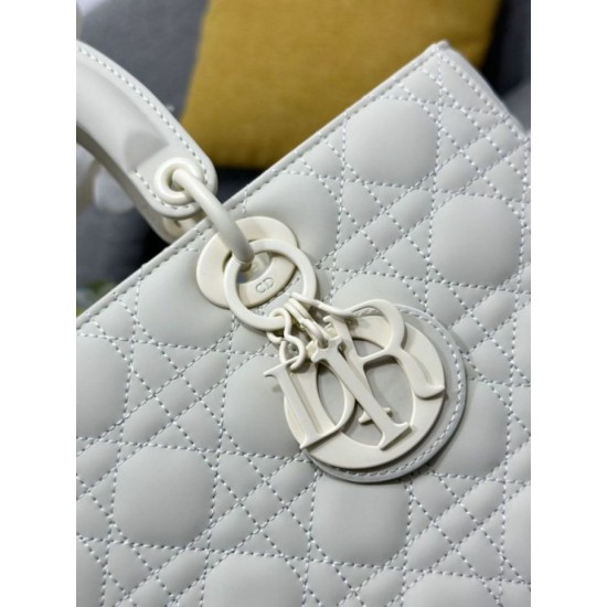 Replica Borse a mano Dior Lady Dior grande opaca Cannage con patta bianca Imitazioni Replica Borse a mano Dior Lady Dior grande opaca Cannage con patta bianca