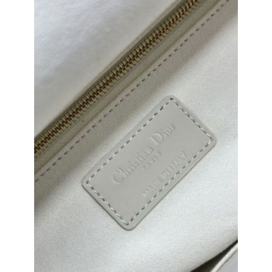 Replica Borse a mano Dior Lady Dior grande opaca Cannage con patta bianca Imitazioni Replica Borse a mano Dior Lady Dior grande opaca Cannage con patta bianca