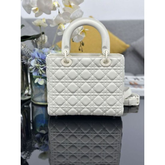 Replica Borse a mano Dior Lady Dior Media opaca Cannage con patta bianca Imitazioni Replica Borse a mano Dior Lady Dior Media opaca Cannage con patta bianca