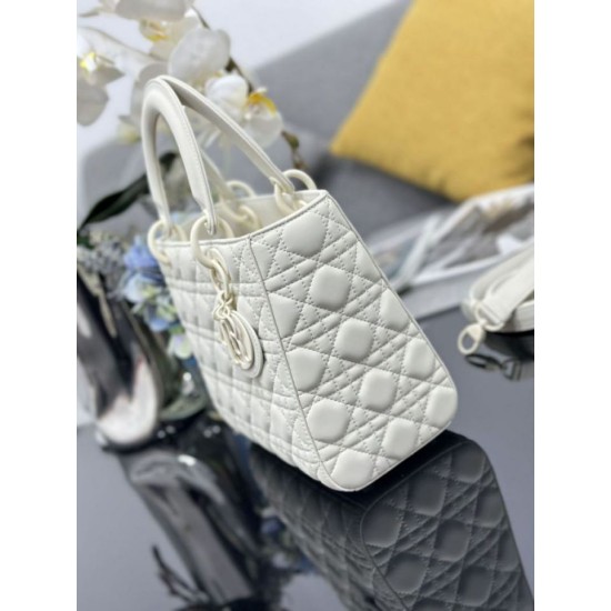 Replica Borse a mano Dior Lady Dior Media opaca Cannage con patta bianca Imitazioni Replica Borse a mano Dior Lady Dior Media opaca Cannage con patta bianca