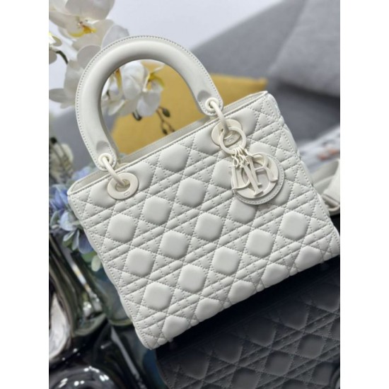 Replica Borse a mano Dior Lady Dior Media opaca Cannage con patta bianca Imitazioni Replica Borse a mano Dior Lady Dior Media opaca Cannage con patta bianca