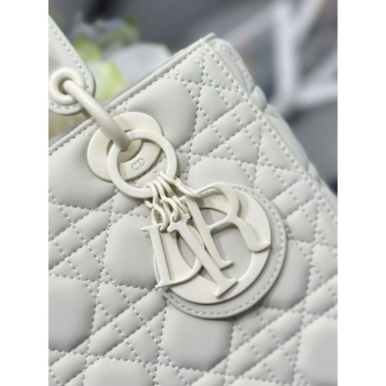 Replica Borse a mano Dior Lady Dior Media opaca Cannage con patta bianca Imitazioni Replica Borse a mano Dior Lady Dior Media opaca Cannage con patta bianca