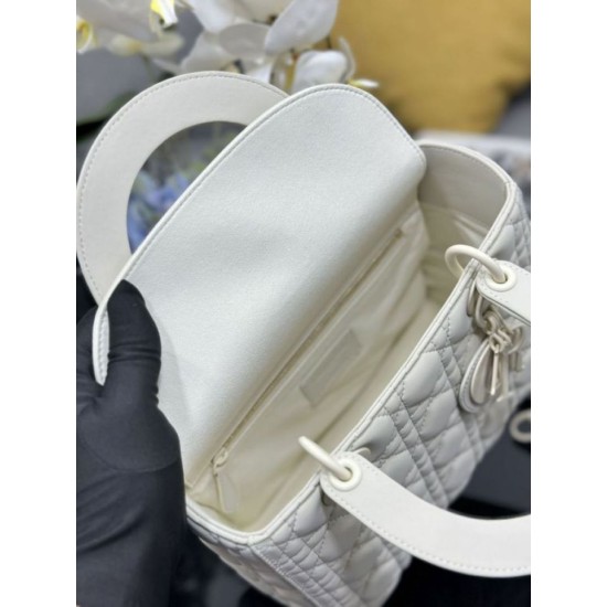 Replica Borse a mano Dior Lady Dior Media opaca Cannage con patta bianca Imitazioni Replica Borse a mano Dior Lady Dior Media opaca Cannage con patta bianca