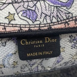 Replica Dior Fortunato Media Dior Book Tote Dior Night of Dreams motif Bianco Imitazioni Replica Dior Fortunato Media Dior Book Tote Dior Night of Dreams motif Bianco