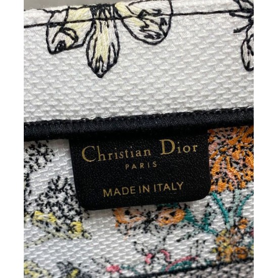 Replica Dior Lucky Media Dior Book Tote Bianco Motivo Dior Night of dreams Imitazioni Replica Dior Lucky Media Dior Book Tote Bianco Motivo Dior Night of dreams