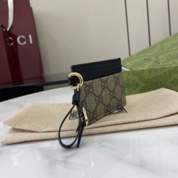 Porta carte Gucci GG Emblem con cinturino 819121 Nero Porta carte Gucci GG Emblem con cinturino 819121 Nero