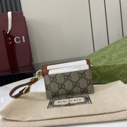 Porta carte Gucci GG Emblem con cinturino 819121 Marrone Porta carte Gucci GG Emblem con cinturino 819121 Marrone