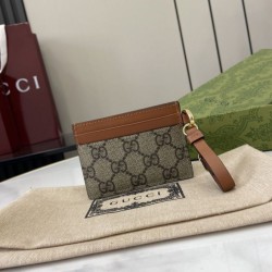 Porta carte Gucci GG Emblem con cinturino 819121 Marrone
