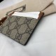 Cloni Porta carte Gucci GG Emblem con cinturino 819121 Marrone firmate