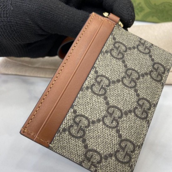 Cloni Porta carte Gucci GG Emblem con cinturino 819121 Marrone firmate