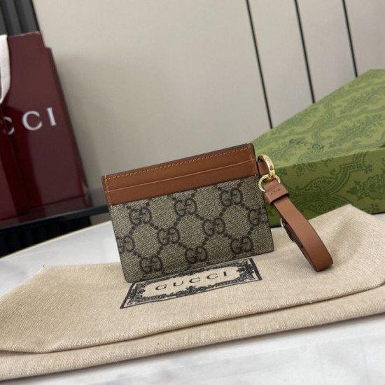 Cloni Porta carte Gucci GG Emblem con cinturino 819121 Marrone firmate