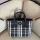 Replica di lusso Borse tote Burberry Mini Reversible Bloomsbury Check nera/Blu Imitazioni Cloni Borse Replica tote Burberry Mini Reversible Bloomsbury Check nera/Blu firmate