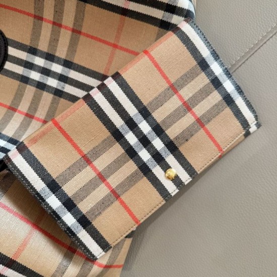 Replica di lusso Borsa tote Burberry Bloomsbury Highlands reversibile media Imitazioni Cloni Borsa tote Burberry Bloomsbury Highlands reversibile media firmate