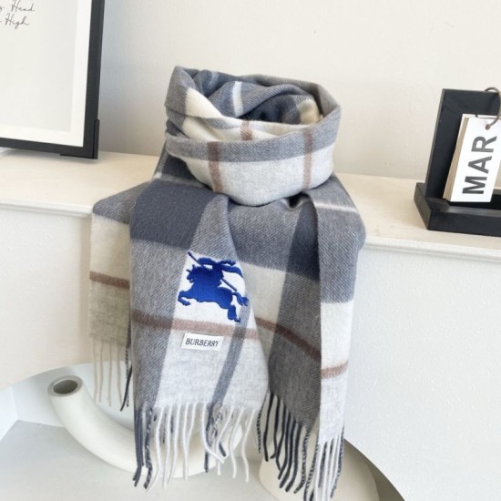 Replica di lusso Alta gamma Sciarpa Cashmere Burberry Equestrian Knight Check 32 x 180 Grigio Imitazioni Cloni Alta gamma replica Sciarpa Cashmere Burberry Equestrian Knight Check 32 x 180 Grigio firmate