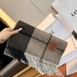 Sciarpa Loewe double-face cashmere con motivo a scacchi 30 x 180 Sciarpa Loewe double-face cashmere con motivo a scacchi 30 x 180