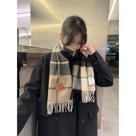 Replica di lusso Sciarpa Loewe double-face cashmere con motivo a scacchi 30 x 180 Imitazioni Cloni Sciarpa Loewe double-face cashmere con motivo a scacchi 30 x 180 firmate