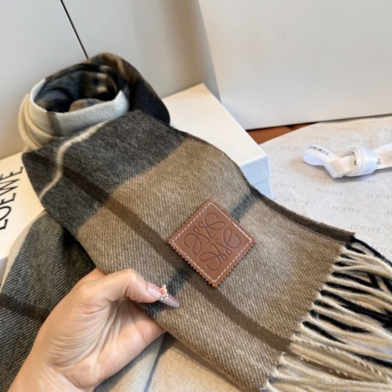 Replica di lusso Sciarpa Loewe double-face cashmere con motivo a scacchi 30 x 180 Imitazioni Cloni Sciarpa Loewe double-face cashmere con motivo a scacchi 30 x 180 firmate