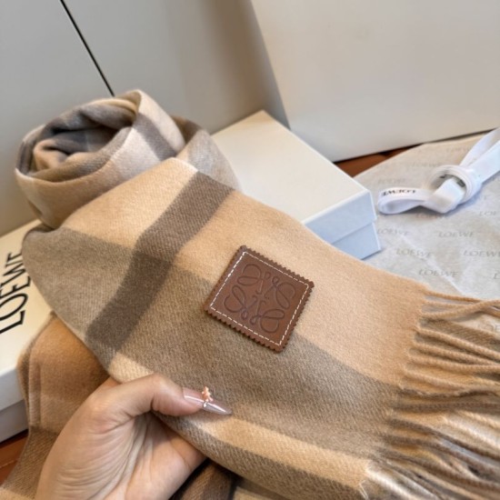 Replica di lusso falso Sciarpa Loewe double-face cashmere con motivo a scacchi 30 x 180 Marrone Imitazioni Cloni falso Sciarpa Loewe double-face cashmere con motivo a scacchi 30 x 180 Marrone firmate