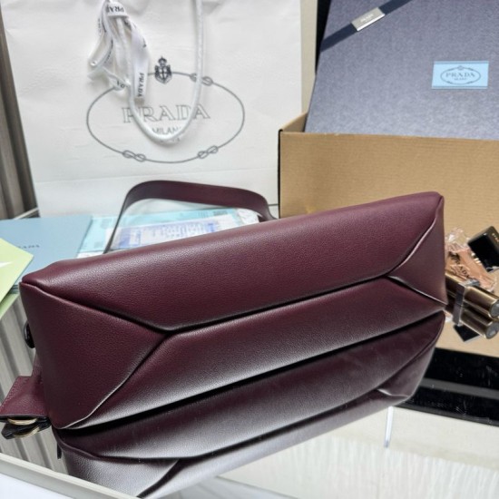 Replica di lusso Borsa a tracolla Prada Aimée media bordeaux Imitazioni Cloni Borsa a tracolla Prada Aimée media bordeaux firmate
