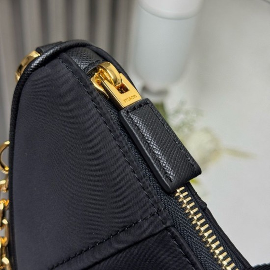 Replica di lusso Borsa a tracolla Prada Re-Nylon Demi-Lune 1BH222 nera Imitazioni Replica Perfetta Borsa a tracolla Prada Re-Nylon Demi-Lune 1BH222 nera firmate
