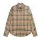 Replica di lusso Camicia classici Burberry a maniche lunghe con motivo a quadri Imitazioni Cloni Camicia classici Burberry a maniche lunghe con motivo a quadri firmate