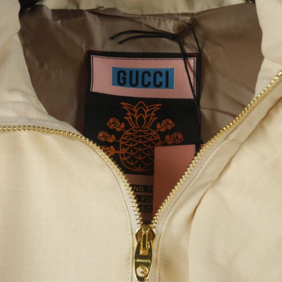 Replica di lusso Giacca Gucci con cappuccio e tasca con cerniera ricamata Imitazioni Cloni Giacca Gucci con cappuccio e tasca con cerniera ricamata firmate