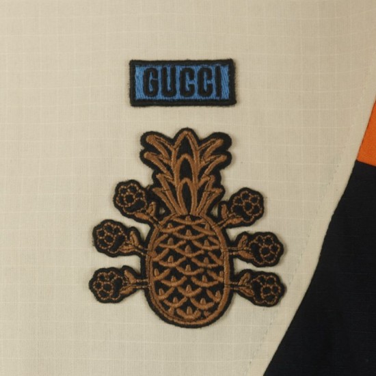 Replica di lusso Giacca Gucci con cappuccio e tasca con cerniera ricamata Imitazioni Cloni Giacca Gucci con cappuccio e tasca con cerniera ricamata firmate