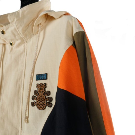 Replica di lusso Giacca Gucci con cappuccio e tasca con cerniera ricamata Imitazioni Cloni Giacca Gucci con cappuccio e tasca con cerniera ricamata firmate