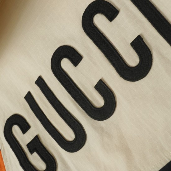 Replica di lusso Giacca Gucci con cappuccio e tasca con cerniera ricamata Imitazioni Cloni Giacca Gucci con cappuccio e tasca con cerniera ricamata firmate
