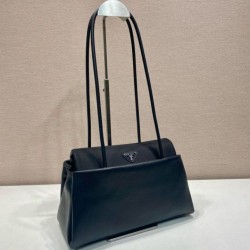 Replica di lusso Borse Prada Passage di medie dimensioni con patta Re-Nylon 1BA495 Nero Imitazioni Replica Borse Prada Passage di medie dimensioni con patta Re-Nylon 1BA495 Nero firmate