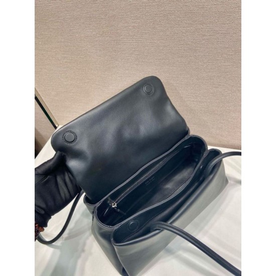 Replica di lusso Borse Prada Passage di medie dimensioni con patta Re-Nylon 1BA495 Nero Imitazioni Replica Borse Prada Passage di medie dimensioni con patta Re-Nylon 1BA495 Nero firmate