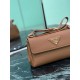 Replica di lusso Borsa a tracolla Prada con patta 1BN022 marrone Imitazioni Cloni Borsa a tracolla Prada con patta 1BN022 marrone firmate
