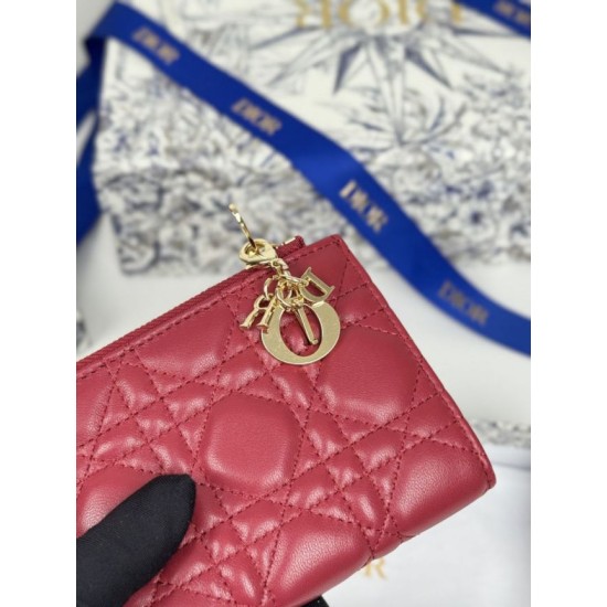 Cloni Portacarte Lady Dior con patta e l'iconica impuntura Cannage Rossa firmate