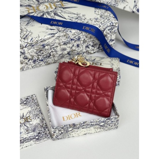Cloni Portacarte Lady Dior con patta e l'iconica impuntura Cannage Rossa firmate