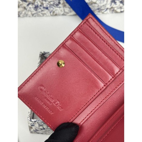 Cloni Portacarte Lady Dior con patta e l'iconica impuntura Cannage Rossa firmate