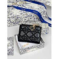 Portacarte Lady Dior con patta e l'iconica impuntura Cannage Nero