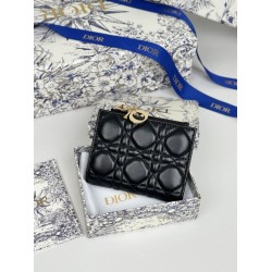 Portacarte Lady Dior con patta e l'iconica impuntura Cannage Nero