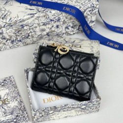 Replica Borse Portacarte Lady Dior con patta e l'iconica impuntura Cannage Nero firmate