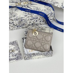 Portacarte Lady Dior con patta e l'iconica impuntura Cannage Grigio